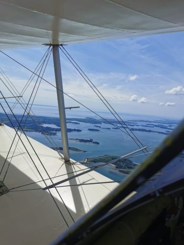 Au 1er plan l'île d'Arz dans le golfe du Morbihan
