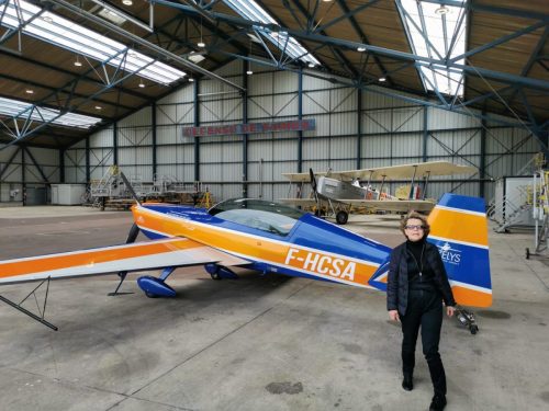 Catherine Maunoury devant son EXTRA 300 LP