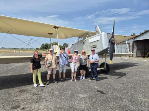 Pilote et 5 passagers du Broussard F-GFMN venus de Limoges devant le Breguet XIV F-POST